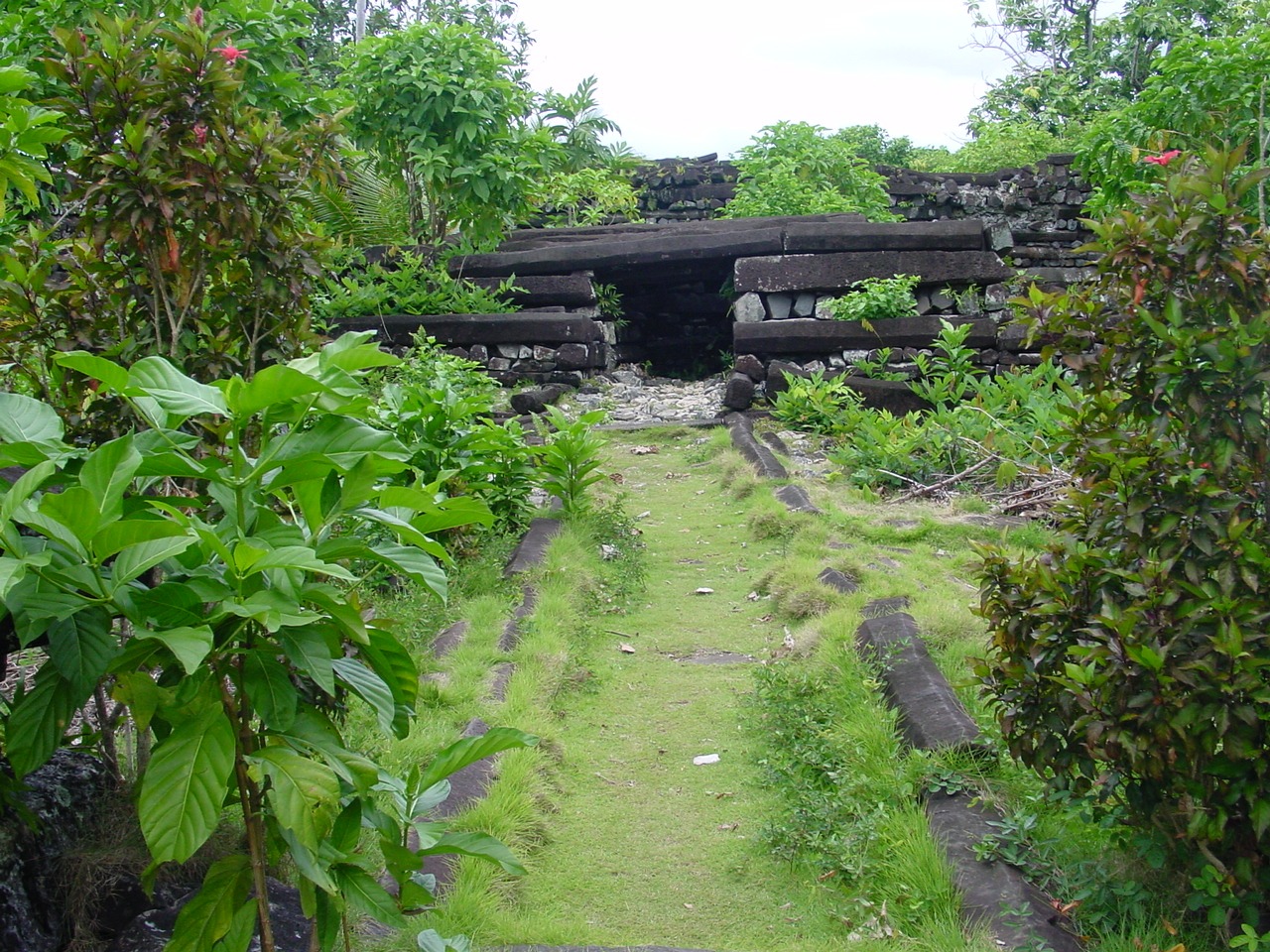 Von CT Snow from Hsinchu, Taiwan - Nan Madol ruins in Pohnpei, CC BY 2.0, https://commons.wikimedia.org/w/index.php?curid=3838236