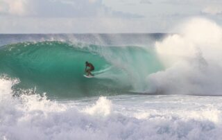 Surfe am Strand von Aganoa